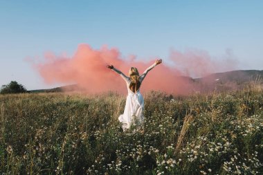 Kırmızı duman ile çalışan gelin