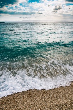 Günbatımı güzel plaj turkuaz su ile üzerinden. Seyahat ve tatil