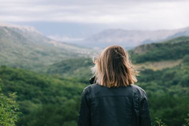 Gezgin kadın sahne izliyor