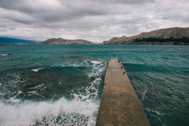 İskele üzerinde fırtınalı hava