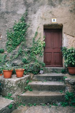 Akdeniz kasabası. Antika ahşap kapı.