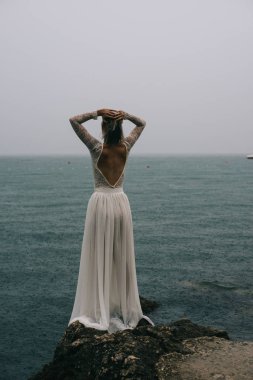 Yağmur altında duran gelin