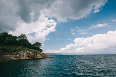 Ada. Mavi gökyüzü ve deniz manzara