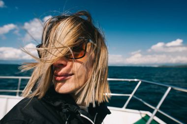 Rüzgarlı havalarda güzel kadın portresi