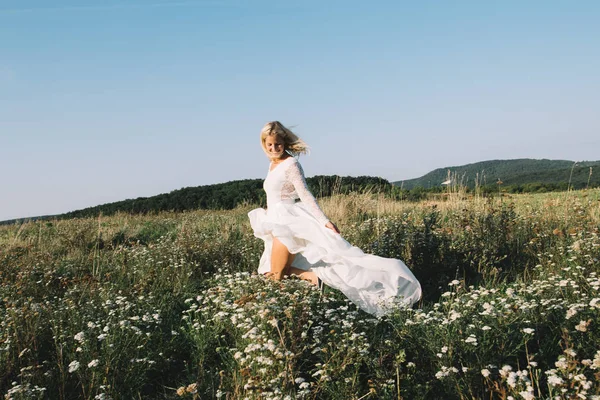 Belle femme courant ou marchant sur le champ d'été — Photo