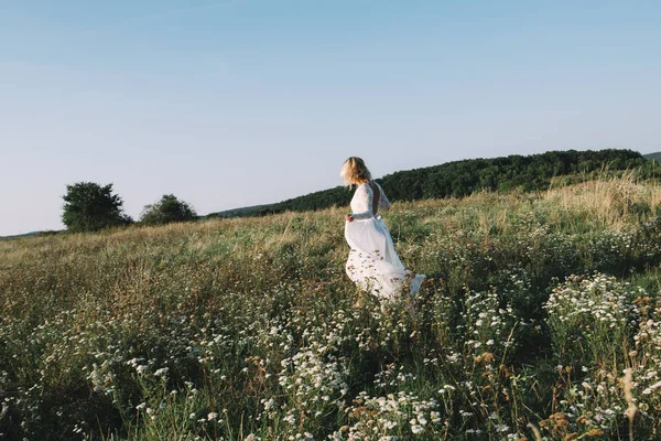 Красива жінка біжить або ходить на літньому полі — стокове фото