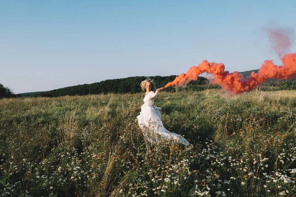 Novia corriendo con humo rojo —  Fotos de Stock