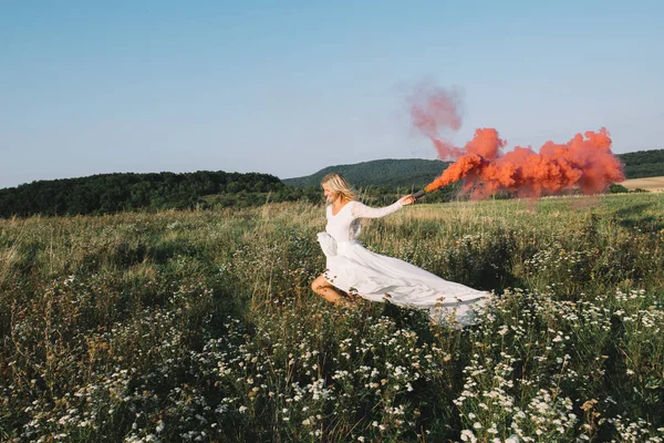 Mariée courant avec de la fumée rouge — Photo