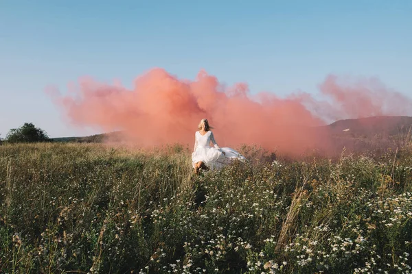Noiva correndo com fumaça vermelha — Fotografia de Stock