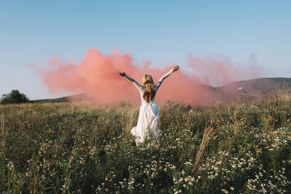 Kırmızı duman ile çalışan gelin