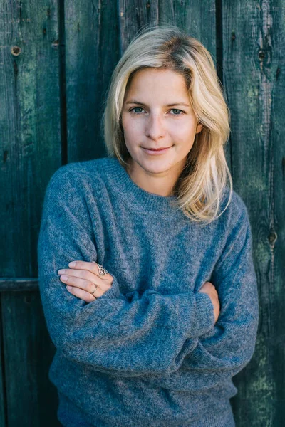 Sıcak kazaklı sarışın kadın