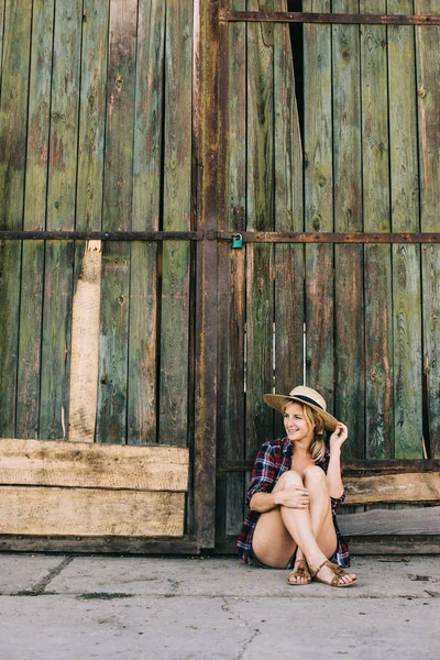 Chica del campo relajarse en la puerta del granero . —  Fotos de Stock