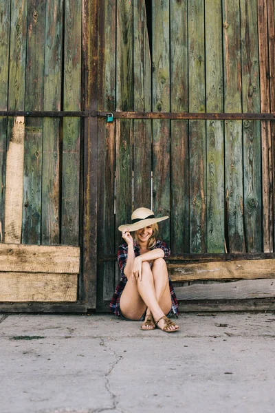 Chica del campo relajarse en la puerta del granero . — Foto de Stock