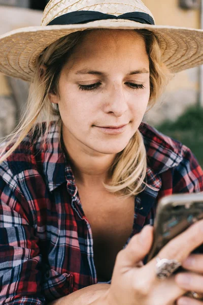 Fiatal nő, a szociális média tegye őt mobiltelefon használata — Stock Fotó