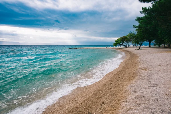 美しい島、青緑色の水と夏のビーチ. — ストック写真