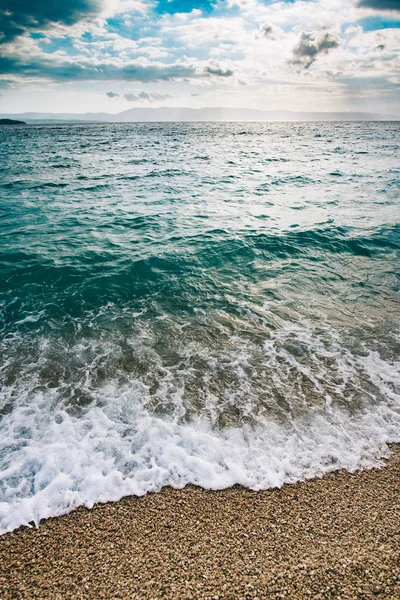 Tramonto sulla bellissima spiaggia con acqua turchese. Viaggi e vacanze — Foto Stock