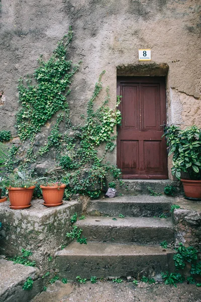 Akdeniz kasabası. Antika ahşap kapı.