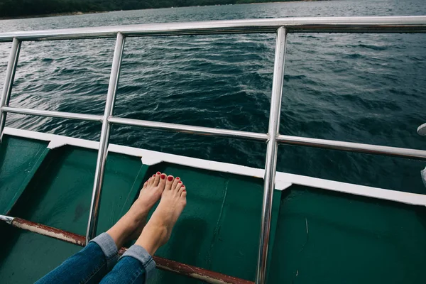 Vrouw reiziger op boot — Stockfoto