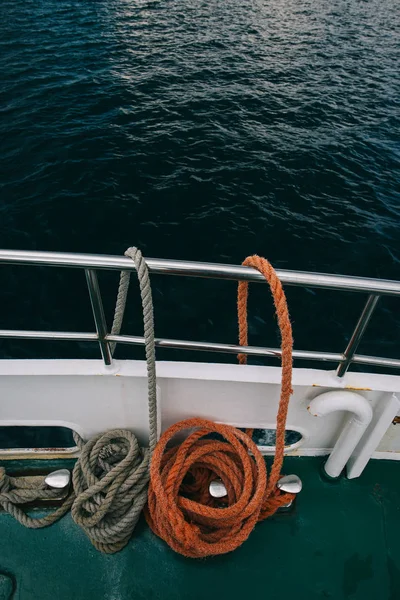 İp, tekne görünümden. Yatçılık kavramı.