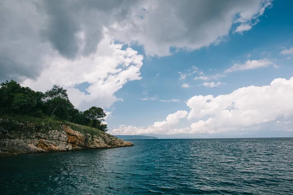 Ilha. paisagem com céu azul e mar — Fotografia de Stock