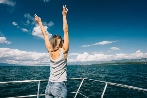 女性は、ヨットの上で人生を楽しむ. — ストック写真