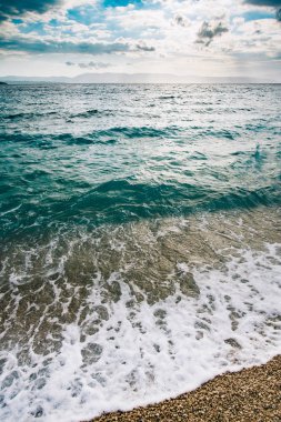 Dev dalgalar sahil şeridi.