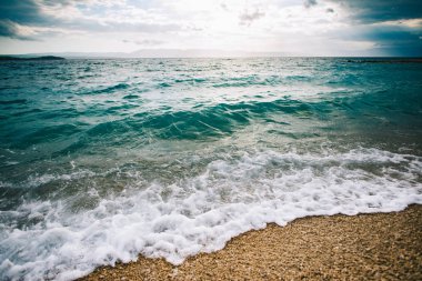 Dev dalgalar sahil şeridi.