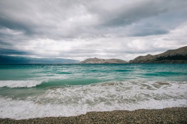 Dev dalgalar sahil şeridi.