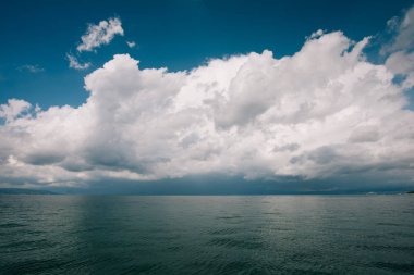 Deniz. Yüzey ve bulutlu gökyüzü su.