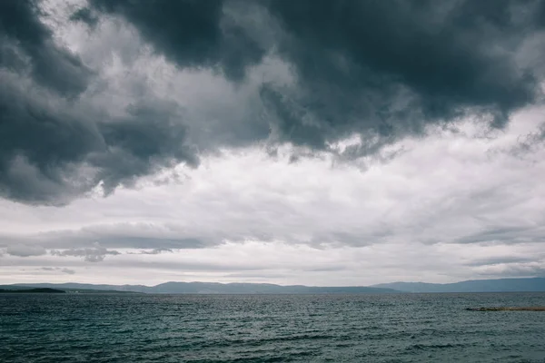 Tempo tempestuoso sobre o mar — Fotografia de Stock