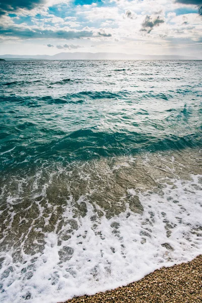 Dev dalgalar sahil şeridi.