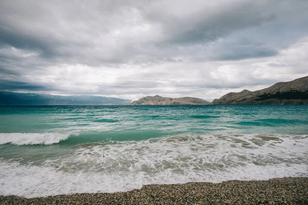 Dev dalgalar sahil şeridi.