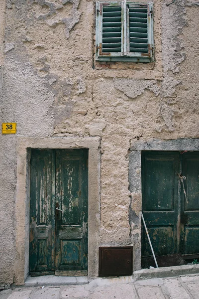 Baska, Krkr, eski ahşap kapı