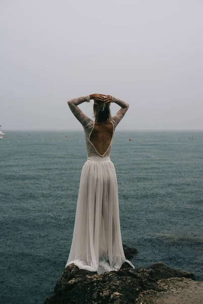 Güzel gelin açık duran