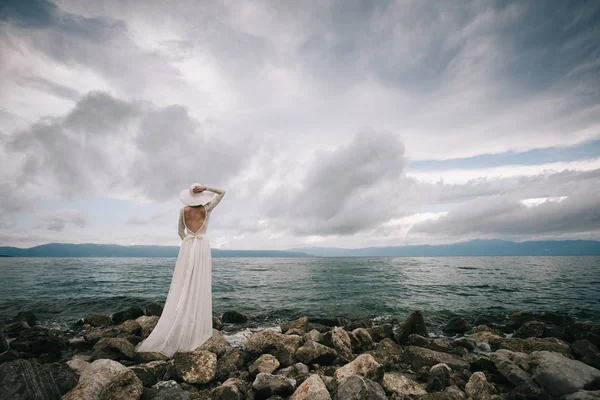 Bella sposa in piedi all'aperto — Foto Stock