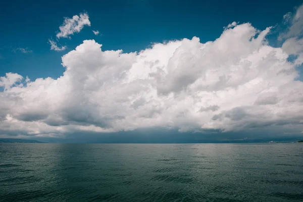 Deniz. Yüzey ve bulutlu gökyüzü su.