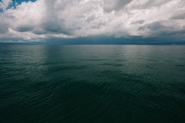 Στη θάλασσα. Το νερό επιφάνειας και θολό ουρανό. — Φωτογραφία Αρχείου