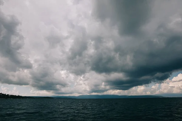 Sea. Water surface and cloudy sky. — Stock Photo, Image