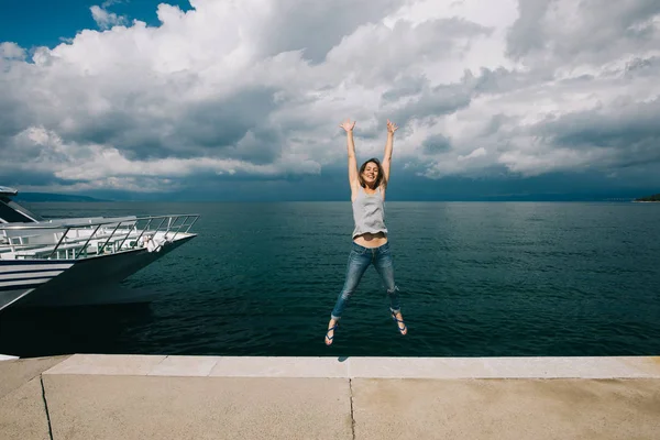 幸せ観光女性のビーチでジャンプ — ストック写真