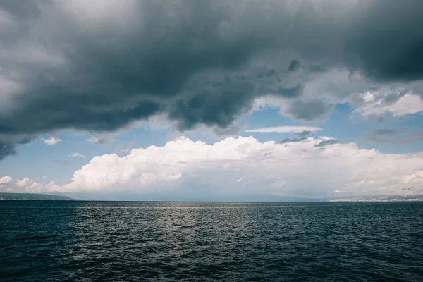 Sea. Water surface and cloudy sky. — Stock Photo, Image