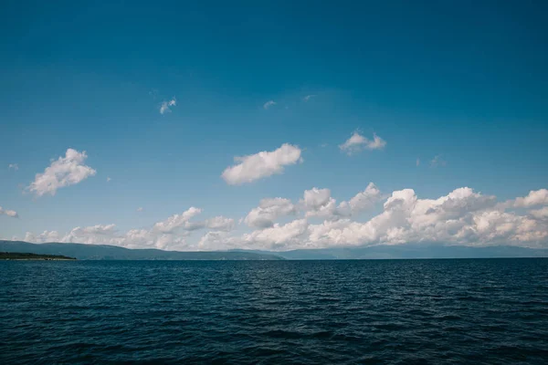 Zee. Water oppervlakte en bewolkte hemel. — Stockfoto