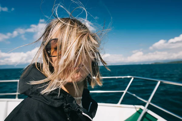 Прическа, женщина в ветреную погоду — стоковое фото