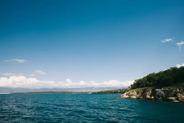 Pequena ilha no mar — Fotografia de Stock