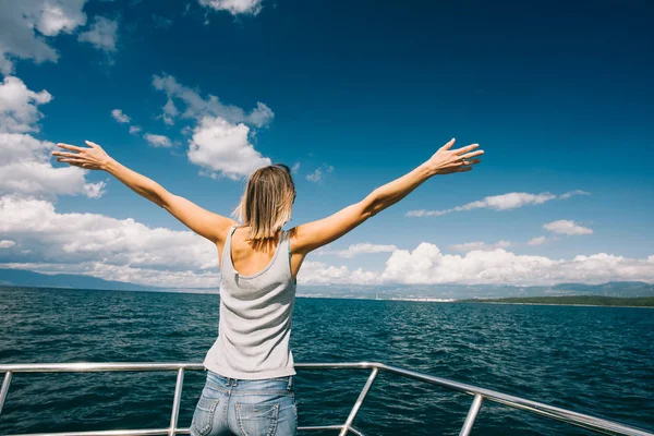 女性は、ヨットの上で人生を楽しむ. — ストック写真