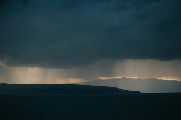Pôr do sol e nuvens tempestuosas sobre o mar — Fotografia de Stock