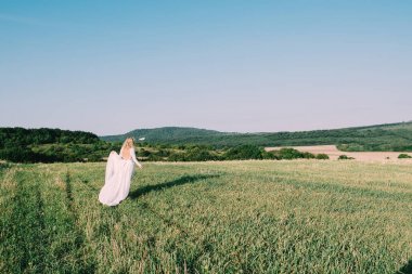Güzel gelin açık havada beyaz gelinlik