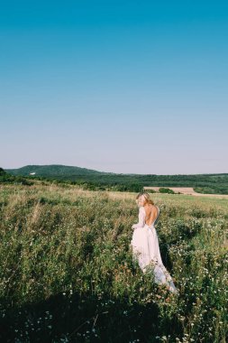Güzel gelin açık havada beyaz gelinlik
