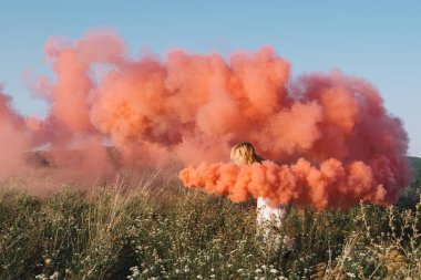 Kırmızı duman ile çalışan gelin