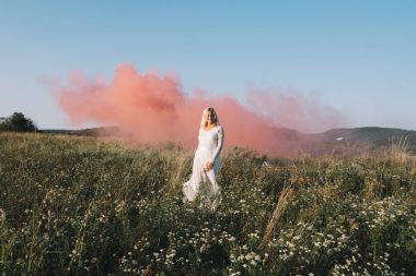 Kırmızı duman ile çalışan gelin