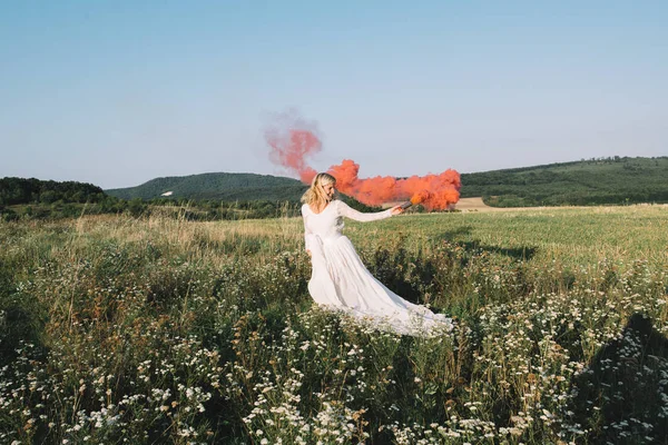 Novia corriendo con humo rojo —  Fotos de Stock